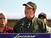 Guvernér Louisiany Jeff Landry mluví s reportéry. (3. zá�í 2025)