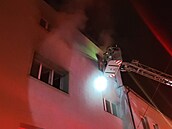 Dva byty v budov� základní �koly vzplály v ned�li v Lutín� na Olomoucku. (28....