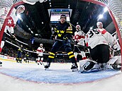 Milton Gästrin ze �védska je zasa�en vysokou holí ve snaze dostat kotou� do...