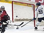 Vítkovický Nellis p�ekonává spar�anského gólmana Ková�e.