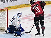 Spar�anský úto�ník Kry�tof Hrabík se zblízka sna�í p�ekonat branká�e Dominika...