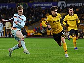 Obránce Ladislav Krej�í z Wolverhamptonu u� nesta�í zblokovat gólovou st�elu...