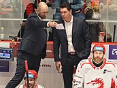 Nový t�inecký trenér Boris �abka (vpravo) debatuje se svým asistentem Ji�ím...