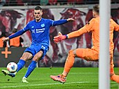 Úto�ník Patrik Schick z Leverkusenu p�ekonává Petera Gulacsiho v brán� Lipska.