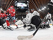 Spar�anský branká� Jakub Ková� se sna�í zlikvidovat �anci Helsinek v utkání...