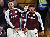 Úto�ník Ollie Watkins z Aston Villy slaví vst�elený gól se spoluhrá�em Morganem...