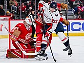 Washingtonský úto�ník Brandon Duhaime se sna�í prosadit p�ed detroitským...