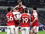 Fotbalisté Arsenalu se radují z gólu, který proti Evertonu vst�elil z...