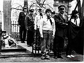 Historický snímek �estné strá�e u hrobu dvou jiných Ukrajinek, které zahynuly...