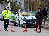 Policie blokuje silnici vedoucí k místu, kde turecká policie zahájila operaci v...