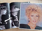 Italská zp�va�ka Anna Rusticano na fotografii v knize o skladateli Karlu...