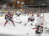 Pavel Kousal st�ílí v utkání s Kanadou na Spengler Cupu.