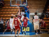 Nymburský basketbalista SirJabari Rice sme�uje v utkání s Hradcem Králové.