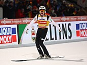 Slovinský skokan na ly�ích Domen Prevc se raduje z vít�zství v Oberstdorfu.