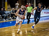 Brn�nský basketbalista David Jelínek v akci proti Ostrav�.