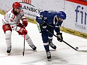 T�inecký obránce Marian Adámek sleduje kladenského úto�níka Samuela Vigneaulta.