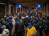 Lidé se ukrývají p�ed ruským útokem v Kyjev�. (23. prosince 2025)