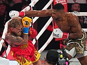 Jake Paul se brání úder�m, kterými ho �astuje boxer Anthony Joshua.