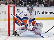 David Rittich hokejkou zastavuje výpad Charlieho Coyla.