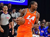 Kawhi Leonard vymý�lí úto�nou akci Clippers proti Detroitu.