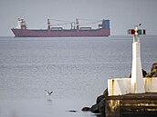 Ruská lo� Adler kotví ve �védských vodách. (21. prosince 2025)