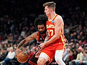 Coby White (0) ze Chicaga se sna�í prosadit p�es bránícího Víta Krej�ího.