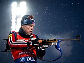 Norský biatlonista Sivert Guttorm Bakken b�hem stíhacího závodu ve �védském...