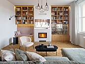 Krbová st�na v obývacím pokoji: její sou�ástí je knihovna s polstrovanou...