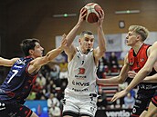 Adam Luke� z Pardubic úto�í, brání ho Milan Tomá� Strán�l (vlevo) a �imon...