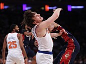 Tyler Kolek z New York Knicks si ve váno�ním zápase s Cleveland Cavaliers...