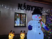 Výstava betlém� v oknech prodejny nábytku v Opo�n�.