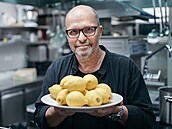 V oboru gastronomie absolvoval nejr�zn�j�í presti�ní kurzy v�etn� cukrá�ského...