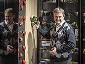 Hraje si v práci. �editel Kovapu Petr N�mec ukazuje beru�ky a parní válec ze...