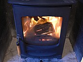 Ho�ící polena v kamnech na d�evo v jednom z londýnských dom� 23. �íjna 2025