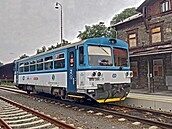 Motorový v�z 810.394 �eských drah ve stanici Rýma�ov