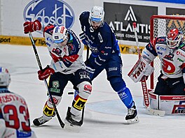 Jan Ko��álek z Pardubic se sna�í zablokovat st�elu mí�ící na gólmana Willa.