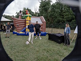 Piráti sezvali a p�ivezli své p�íznivce (spí� �leny) a noviná�e k Jezeru...