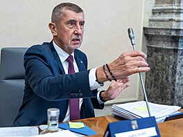 Redukci míst na ministerstvech a dal�ích ú�adech, takzvanou systemizaci,...