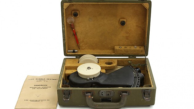 Bublinkov� sextant A-12 v�robce Link Aviation Devices byl masov� vyr�b�n� za Druh� sv�tov� v�lky. �irok� uplatn�n� na�el i v civiln�m prost�ed�.