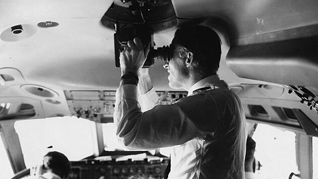 Velikost Kollsmanova periskopov�ho sextantu D-1 na palub� VC-10, evokuje spolu s postojem navig�tora pohled do �trob ponorky p�ed vyd�n�m povelu k vypu�t�n� torp�da.