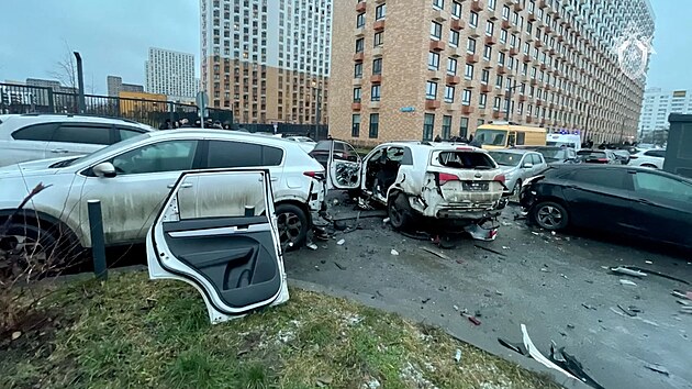 V Moskv� p�i v�buchu bomby v aut� zem�el gener�l odpov�dn� za opera�n� v�cvik. (22. prosince 2025)