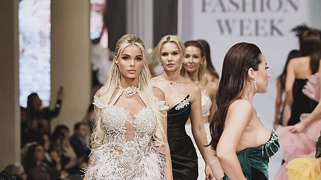 Anzhelika je �sp�nou modelkou.