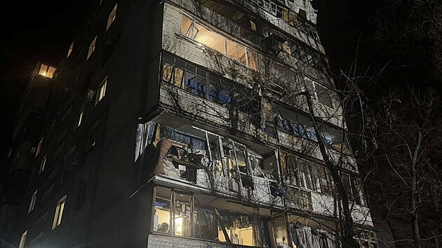 Byt po�kozen� rusk�m leteck�m �tokem v Z�poro�� na Ukrajin�. (24. prosince 2025)