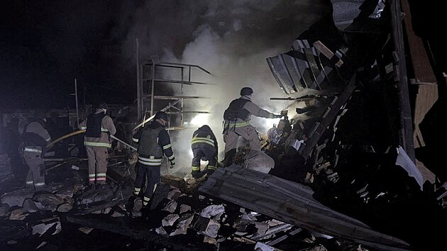 Hasi�i pracuj� na m�st� rusk�ho leteck�ho �deru v Z�poro�� na Ukrajin�. (24. prosince 2025)