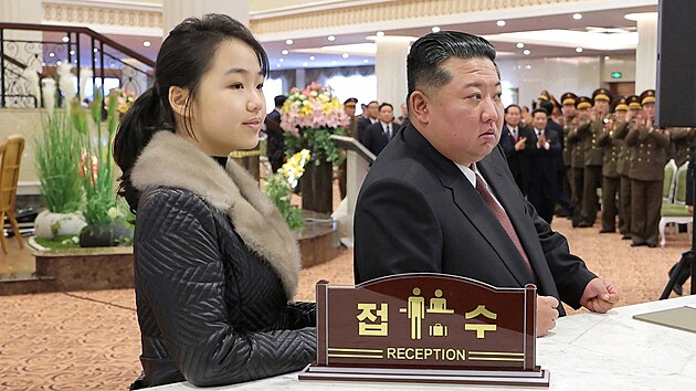 Severokorejsk� v�dce Kim �ong-un a jeho dcera stoj� u recepce p�i slavnostn�m otev�en� hotel� v turistick�m letovisku ve m�st� Samd�ijon. (20. prosince 2025)