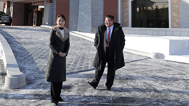 Severokorejsk� v�dce Kim �ong-un a jeho dcera p�i slavnostn�m otev�en� hotel� v turistick�m letovisku ve m�st� Samd�ijon (20. prosince 2025)