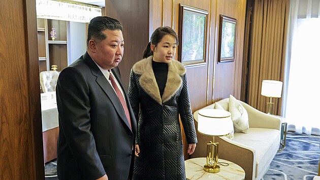 Severokorejsk� v�dce Kim �ong-un a jeho dcera si prohl�ej� hotelov� pokoje v nov�m turistick�m letovisku ve m�st� Samd�ijon. (20. prosince 2025)