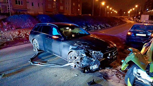 Nehoda v noci na pond�l� v Po�ernick� ulici v pra�sk�ch Stra�nic�ch. (22. prosince 2025)