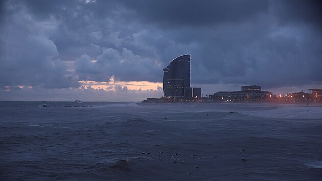 Surfa�i plavou na pl�i La Barceloneta, zat�mco p�es Barcelonu p�ech�z� bou�e. (26. prosince 2025)