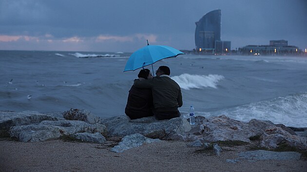 Pl� La Barceloneta a velk� vlny z p�ech�zej�c� bou�e v Barcelon�. (26. prosince 2025)